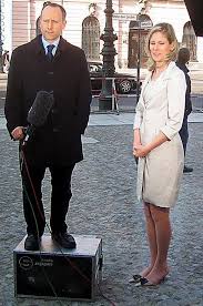 This is how a 5'6" journalist interviewed German politician Silvana  Koch-Mehrin (6'4" in her heels)... f… | Tall girl problems, Womens march,  Flirting tips for guys