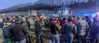Los agricultores franceses quieren bloquear París y someterla a un «estado de sitio»