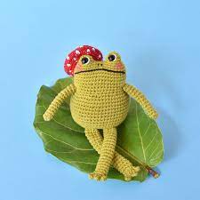 fancy frog amigurumi crochet pattern