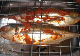 Bakar ikan tongkol di atas dengan bara arang sampai matang.angkat dan sajikan dengan sambal. Cara Mudah Membuat Ikan Tongkol Bakar Sedap Mudah