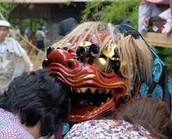 本日、浅草千束通りで縁起物「獅子舞」に会える！ なんで頭を噛むのか？ | 浅草スマートニュース