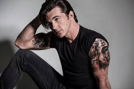 Drake bell just shows up out of nowhere to tell us we've all been singing this song wrong the whole time. Waiting For The World Drake Bell Is Burning To Perform Again Entertainer Magazine