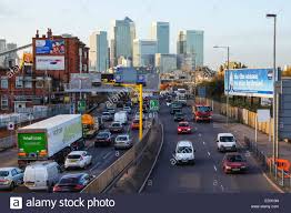 Silvertown tunnel an 'assault on health' of locals, warn doctors group of gps and other health experts say planned thames tunnel will increase pollution in the area cars approach the blackwall. Verkehr Auf A102 Blackwall Tunnel Ansatz Mit Canary Wharf Wolkenkratzern Im Hintergrund London England Vereinigtes Konigreich Uk Stockfotografie Alamy
