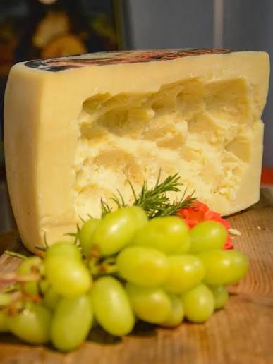 🧀 Se presentó una nueva edición del Queso Olayón, "la marca de nuestros orígenes", en el predio de FUNESIL, como cierre de año del Clúster Quesero de Villa María. 👉 La ceremonia