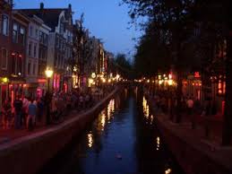 The area is slowly starting to gentrify but, for now, retains a gritty edge, its streets lined with curry houses, fabric merchants, mechanics, wet markets and street bazaars. Red Light District Bild Red Light District In Amsterdam