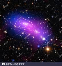 A primera vista, este caleidoscopio cósmico de púrpura, azul y rosa ofrece una imagen sorprendentemente hermosa y serena del cosmos. Sin embargo, esta neblina multicolor Marca realmente el sitio de dos cúmulos