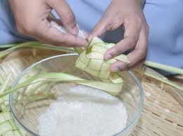 Cara tradisional untuk membalut ketupat palas disclaimer : Cara Membuat Ketupat Pulut Pelengkap Gulai Kambing