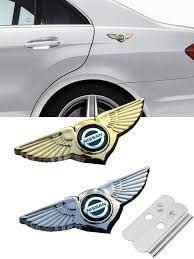 Марка машины с крыльями на логотипе