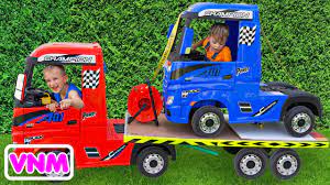 Niki đi trên xe tải kéo và chơi bán chiếc xe đồ chơi cho trẻ em - YouTube