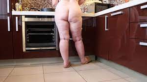 Naked mature bbw in the kitchen. plump legs. watch online