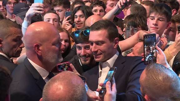 Il a une proximité avec la jeunesse que d'autres n'ont pas", Jordan Bardella séduit les jeunes à Montbéliard