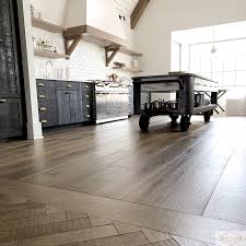 Lantai kayu sangat sempurna untuk gaya rustic. 20 Jenis Keramik Motif Kayu Terbaik Untuk Interior Rumahmu