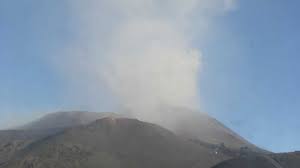 Un'alta nube scura è visibile in zona. Etna Comunicato Di Attivita Vulcanica Del 21 Agosto 2020 Etnalife