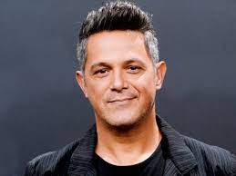 Guitarist and songwriter whose hits of the 1990s and 2000s made him the most popular spanish singer ever. Las Dos Mujeres De Alejandro Sanz Tu A Madrid Y Yo A Nueva York