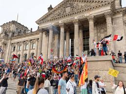 1871 entstand unter bismarck das deutsche reich. Corona Demos In Berlin Von Reichsflagge Bis Afd Eine Fahnenkunde Politik