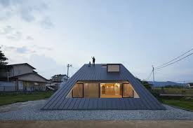 Selanjutnya, ada model dak teras rumah minimalis modern yang tidak menggunakan rumput sebagai penghijauan alami. Rumah Segitiga Menyelaraskan Alam Dengan Manusia