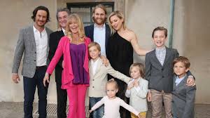 Kate hudson was born in april 1979 to actress goldie hawn and her second husband, singer bill hudson. Kate Hudson Gushes About Stepdad Kurt Russell On His 70th Birthday Littlethings Com