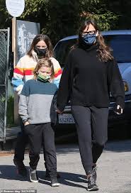 Keep reading for everything we know about ben affleck and jennifer garner's kids. Jennifer Garner Takes Her Kids To Check Out Construction Site As She Promotes New Film Yes Day Daily Mail Online