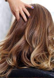 Cheveux couleur caramel : mèches blondes et caramel ou coloration ?