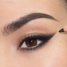 apply eyeliner for your eye shape
