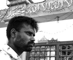 This man, spotted outside the Shrine of Abdullah Shah Ghazi in Karachi, has a very troubled face. It is a powerful blend of worry and seething resentment. - angry-man-abdullah-shah-ghazi-vaqar-ahmed-670