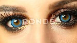 gold and blue eyes makeup with