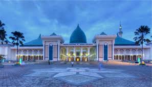 Selain megah, masjid negara malaysia juga dikenal sebagai masjid terbesar di malaysia karena mampu menampung sekitar 15.000 jamaah. Masjid Al Akbar Surabaya Masjid Terbesar Ke 2 Di Indonesia Surau