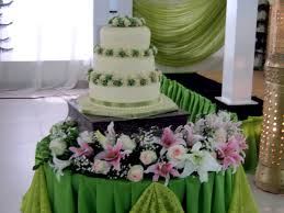 cake table flower decor