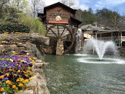 New rides and attractions at dollywood include: Dollywood The Complete Guide To Dolly Parton S Park