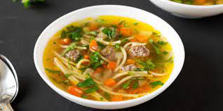 Суп с купатами, овощами и макаронами: рецепт - Лайфхакер
