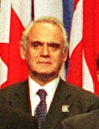 O άκης τσοχατζόπουλος γεννήθηκε το 1939 στην αθήνα, είναι πολιτικός μηχανικός στο επάγγελμα και μετείχε στις κυβερνήσεις του πασοκ από το 1981 έως το 2004. Akhs Tsoxatzopoylos Bikipaideia