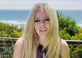 Avril lavigne just won tiktok with her sk8er boi video, featuring tony hawk. Ft Ybml5 Cl86m
