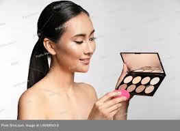 contouring makeup on light background