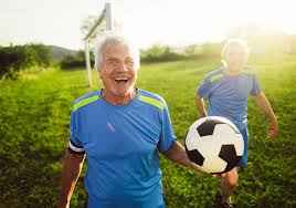 Los juegos recreativos en grupo son un método ideal para fomentar las relaciones sociales en las personas de la tercera edad. Beneficios Del Futbol Recreativo En Los Adultos Mayores Articulos Intramed