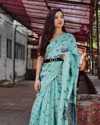 10 chic ways to wear a saree straight from the style stars of instagram. How To Style Your Sarees With Belts