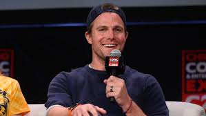 Stephen amell is currently married to cassandra jean whitehead. 66prap Gxqdbrm