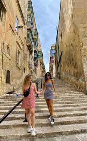 Malta má četné hezké pláže s možnostmi báječného koupání či potápění a s podmořskými jeskyněmi. Friends In Malta In 2021 Friend Vacation Europe Aesthetic Summer In Europe Aesthetic