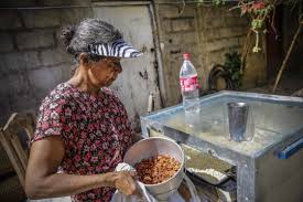 Banyak keluarga di negara itu menggunakan kompor ini untuk memasak. Foto Inovatif Wanita Nikaragua Masak Pakai Kompor Tenaga Surya Merdeka Com