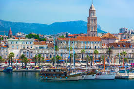 An intraregional transport hub and popular tourist destination, the city is linked to the adriatic islands. Split Die Schone Hauptstadt Dalmatiens Geo