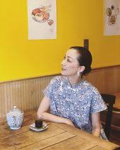 桐島かれん 今日は 私の大好きなベトナム料理店 キッチン のオーナーシェフ 鈴木珠美さんと対談 黄色い壁が明るい店内とキッチン キッチュでレトロなテーブルウェア あたたかく karenkirishima houseoflotus houseoflo 桐島かれん