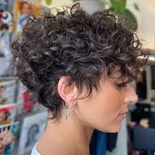 Coupe de cheveux frisés femme 50 ans 2023 : voici les tendances à piquer  sans tarder
