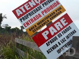 Resultado de imagem para fotos de homem armado na entrada da fazenda