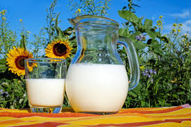 Ile waży 1 szklanka i 1 litr mleka? Odpowiedzi na pytania