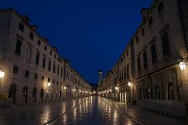 尽くす 僕はまだ 夢 見てる 覚めない 夢から 行方知れず 君は どこへ向かうの？ 「探し続けてる」 夜明け前には この街から抜け出してみようよ サイレンが鳴る 追いかけてくる大人達が 遠ざかる 夢 覚めて 朝を 迎える 行方知れず 僕. å¤œæ˜Žã'å‰ã¯äººãŒå°'ãªãã¦æ°—æŒã¡ã„ã„ãƒ¼ Picture Of The Pucic Palace Dubrovnik Tripadvisor