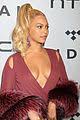 beyonce tells her red carpet fluffer to