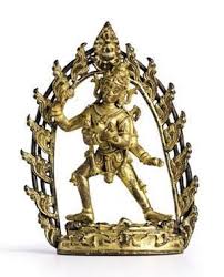 帕拉鎏金铜胜乐金刚像配十四世纪西藏背光创作年代十二世纪尺寸12 7cm 估价500 000 700 000 hkd 作品描述此四臂像神情若怒 主二手持金刚橛与金刚铃交迭胸前 又举一右臂另执手鼓 推断应乃玄奥相之胜乐金刚 然其左下臂有 lion sculpture art