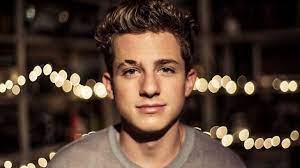 In the black and white photo that graces the front cover, the done for me singer can be seen serving hottie realness. Charlie Puth Grosse Gewicht Korpermasse Augenfarbe