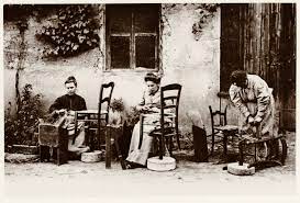 Photographes en Rhône-Alpes::[Le Rempaillage des chaises, à Montmerle  (Ain), au début du XXe siècle]