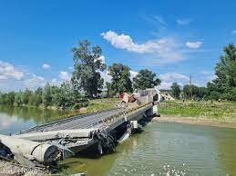 Neamţ: Podul peste Siret din localitatea Luţca s-a prăbuşit; două autovehicule se aflau pe pod | AGERPRES • Actualizează lumea.