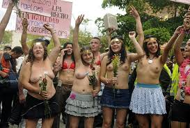 Con los senos al aire, mujeres reclaman igualdad | El Diario Ecuador